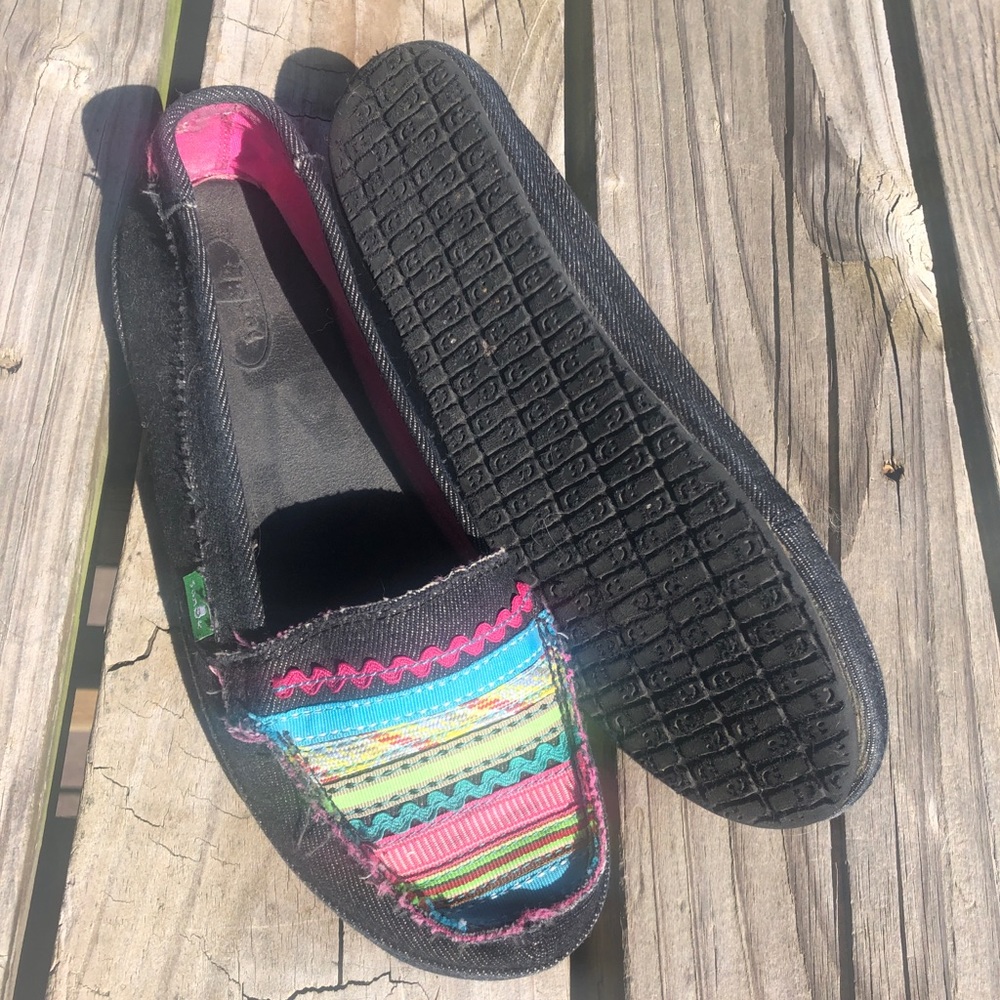 Fun Sanuk ric rac flats.